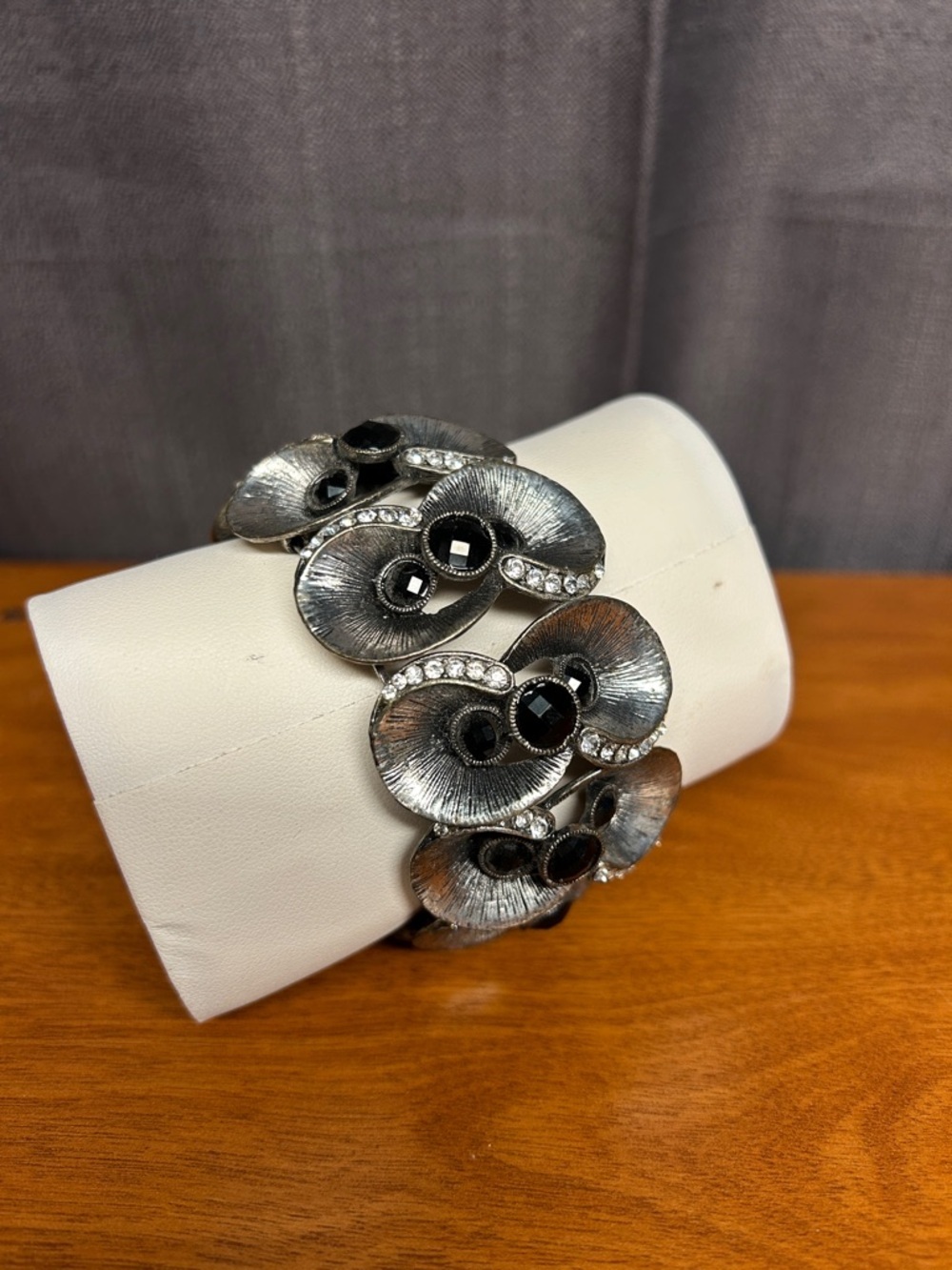 Floral Statement Bracelet with Black Stones extensible